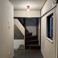 京都市北区紫野下⾨前町69-4の賃貸物件/1階│キッチン側から見た階段まわりの様子