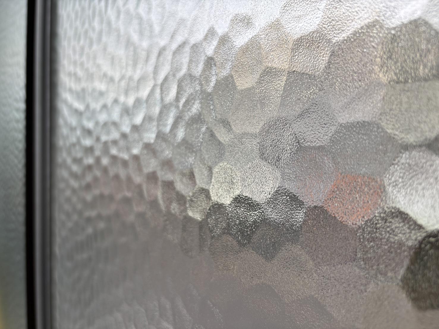 京都市北区紫野下⾨前町69-4の賃貸物件/2階│商店街側の窓、視線をやわらかく遮る型ガラス