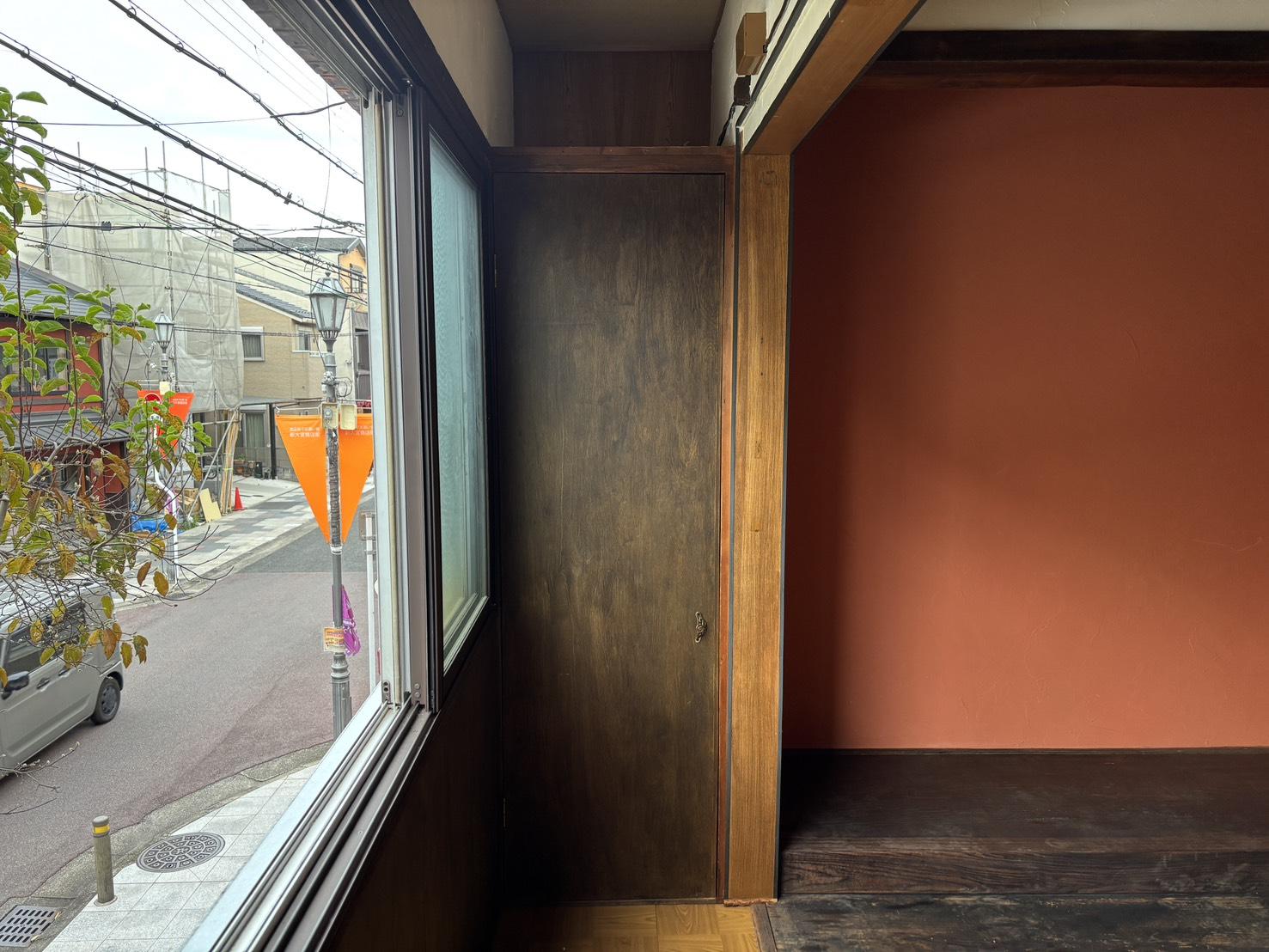 京都市北区紫野下⾨前町69-4の賃貸物件/2階│二窓は二重サッシ仕様で暑さも寒さもやわらげてくれる。