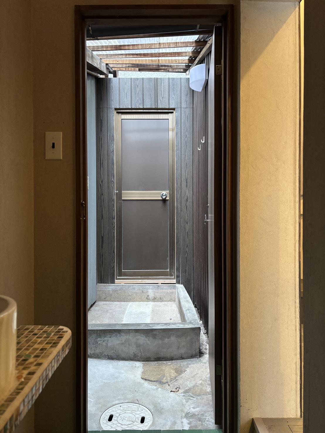 京都市北区紫野下⾨前町69-4の賃貸物件/1階│洗面台横の扉を開けると、屋外の洗濯機置き場につながっています。