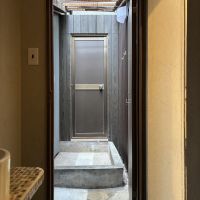 京都市北区紫野下⾨前町69-4の賃貸物件/1階│洗面台横の扉を開けると、屋外の洗濯機置き場につながっています。