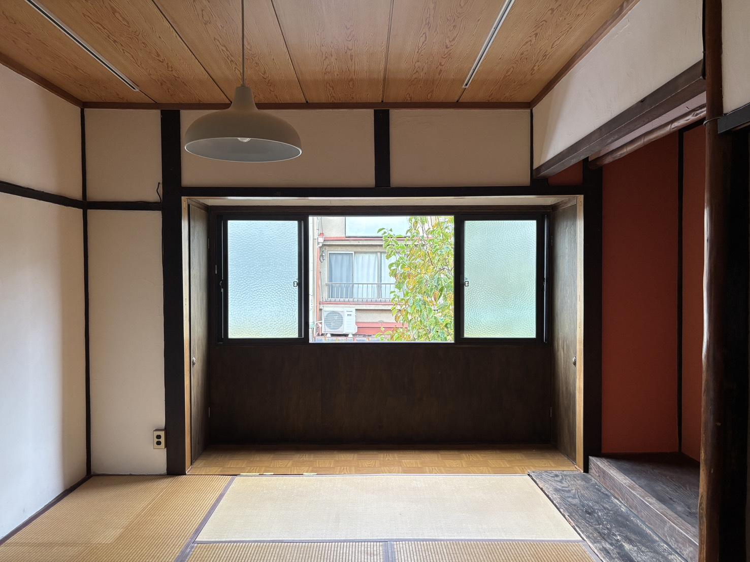 京都市北区紫野下⾨前町69-4の賃貸物件/2階│商店街側に向いた窓。ほどよく開放的で、外の気配が心地よく届きます