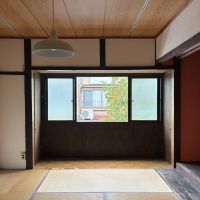 京都市北区紫野下⾨前町69-4の賃貸物件/2階│商店街側に向いた窓。ほどよく開放的で、外の気配が心地よく届きます