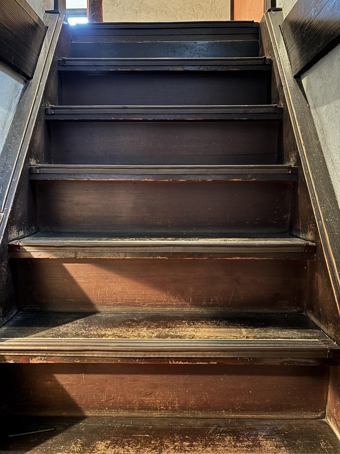 京都市北区紫野下⾨前町69-4の賃貸物件/建築当初からのものと思われる、味わいのある階段