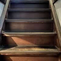 京都市北区紫野下⾨前町69-4の賃貸物件/建築当初からのものと思われる、味わいのある階段