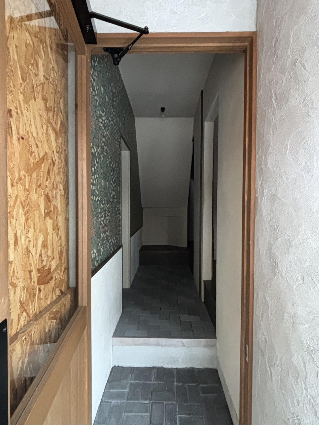 京都市北区紫野下⾨前町69-4の賃貸物件/1階│玄関の扉をあけると、右に洋室、左に水回り