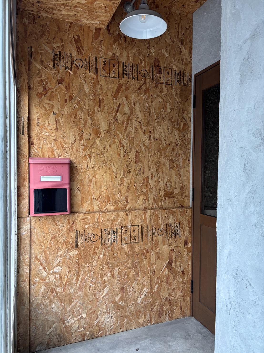 京都市北区紫野下⾨前町69-4の賃貸物件/1階│玄関まわりはOSB板でラフに仕上げられた空間