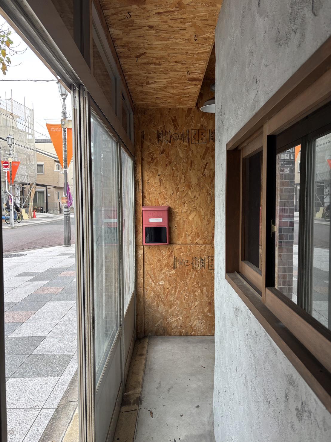 京都市北区紫野下⾨前町69-4の賃貸物件/1階│シャッターを開けると現れる前室スペース