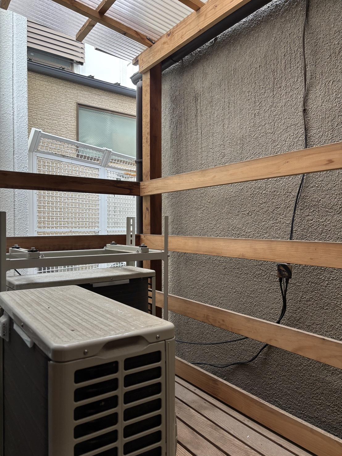 京都市北区紫野下⾨前町69-4の賃貸物件/2階│室外機が2台置かれていますが、洗濯物を干すスペースは確保できそう