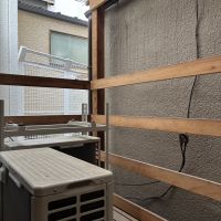 京都市北区紫野下⾨前町69-4の賃貸物件/2階│室外機が2台置かれていますが、洗濯物を干すスペースは確保できそう