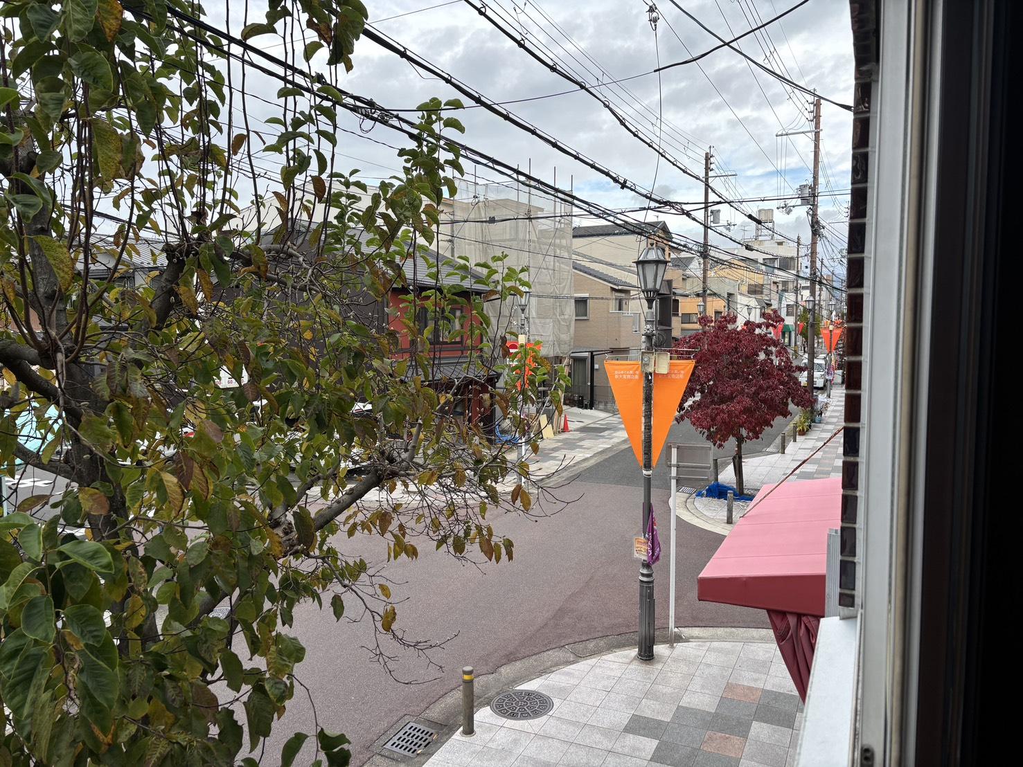 京都市北区紫野下⾨前町69-4の賃貸物件/2階│眺めはまさに“THE・商店街”。このエリアらしい賑わいが広がります