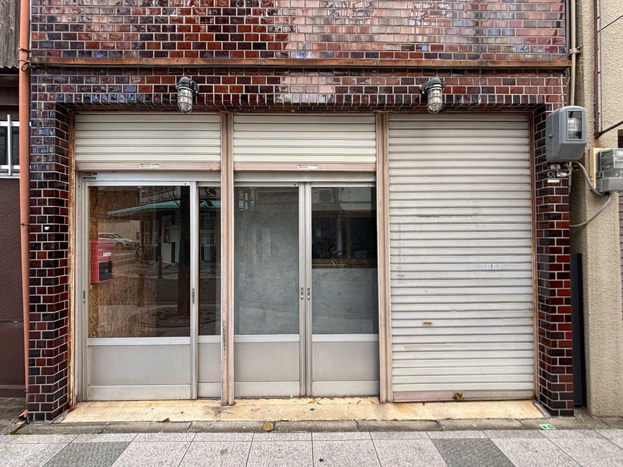 京都市北区紫野下⾨前町69-4の賃貸物件/シャッターは全て上がります。撮影時、シャッターをおろす棒が見当たらず、あげられずゴメンナサイ。