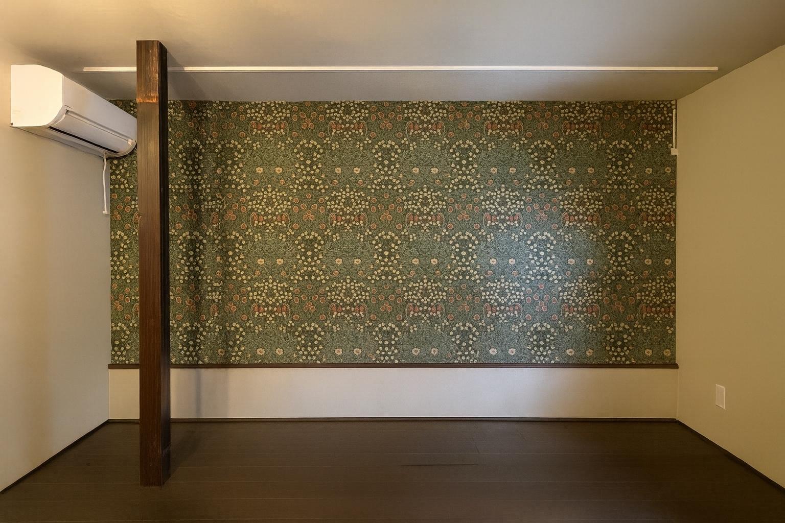 京都市北区紫野下⾨前町69-4の賃貸物件/1階│クラシカルな植物柄（ウィリアム・モリス？）の壁紙が空間の表情をつくっています