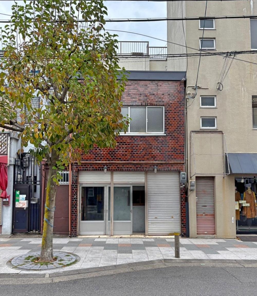 京都市北区紫野下⾨前町69-4の賃貸物件/モザイクタイルの外壁がほどよいレトロ感。目の前には街路樹。