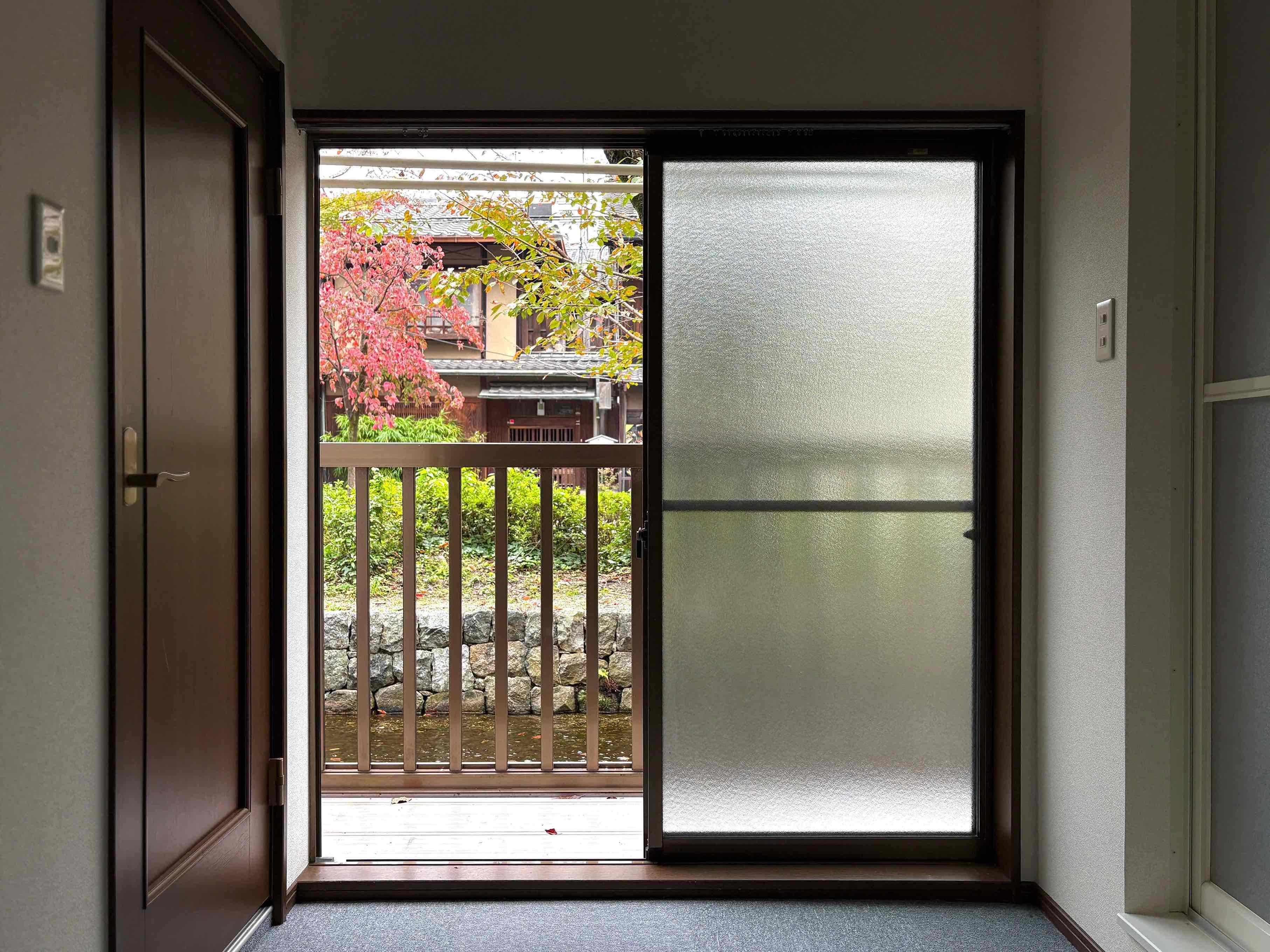 京都市下京区⻄⽊屋町通松原上る3丁⽬市之町 260-22の賃貸物件/撮影時にも対岸の海外の観光客から”それ家なの！？”という熱い視線が送られてきたバルコニー。必要であれば簾を掛けても良さそう