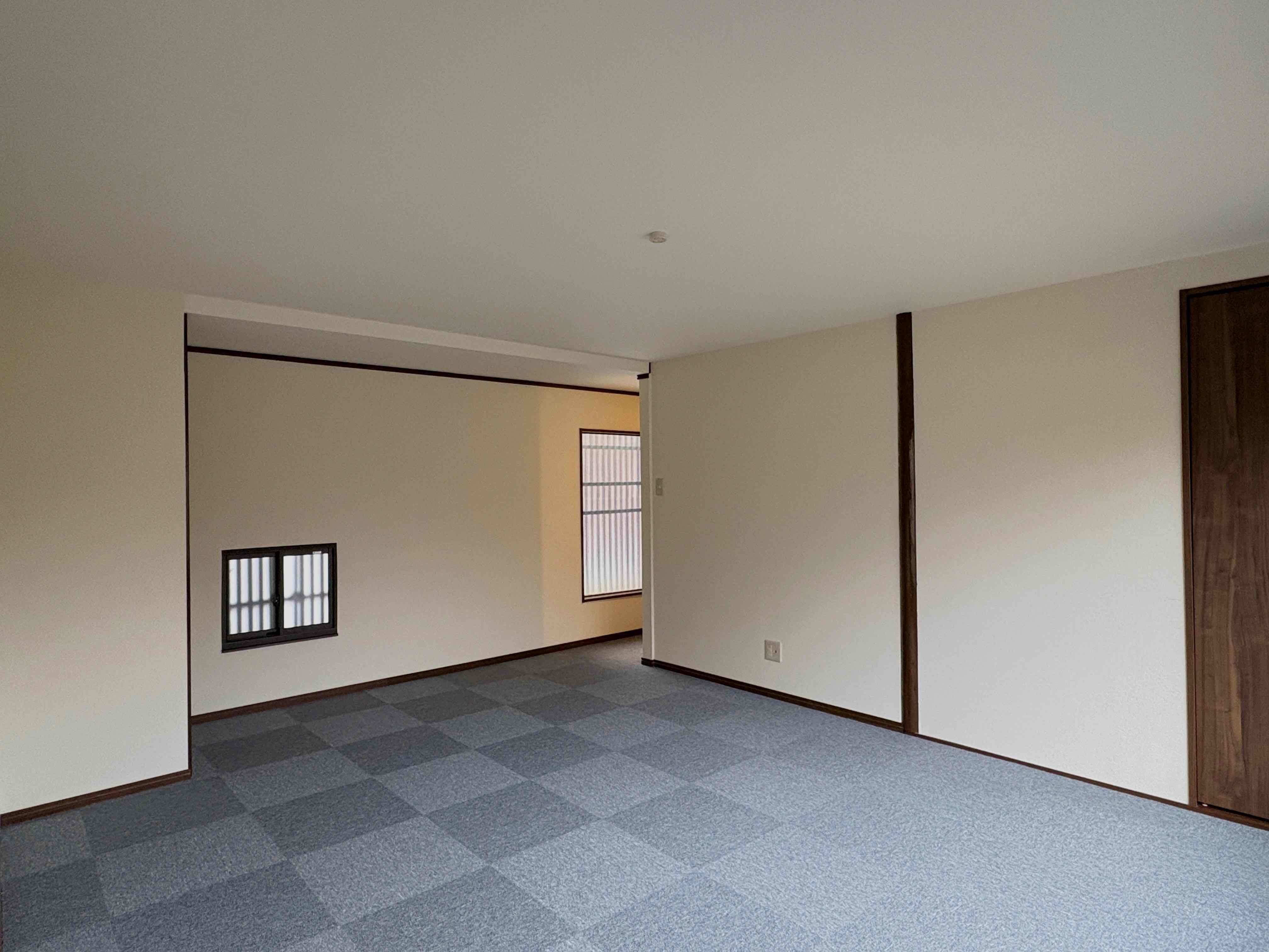 京都市下京区⻄⽊屋町通松原上る3丁⽬市之町 260-22の賃貸物件/右端のドアと左側の壁の裏にミニマルな収納があります