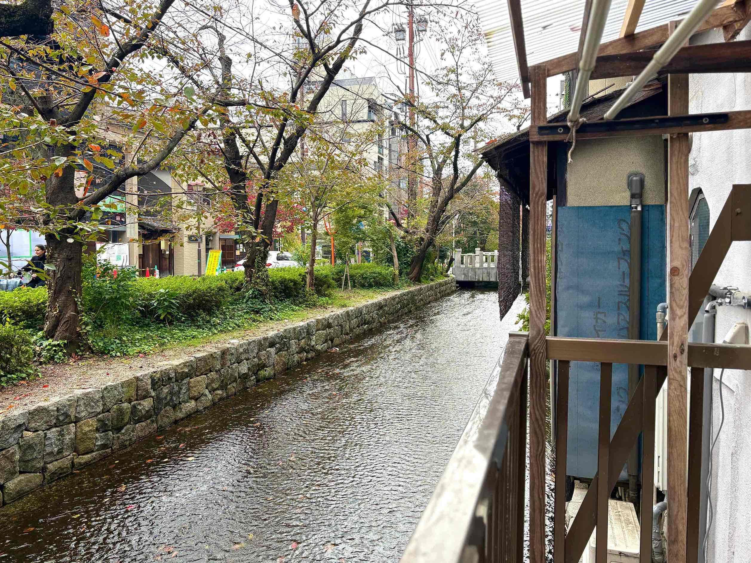 京都市下京区⻄⽊屋町通松原上る3丁⽬市之町 260-22の賃貸物件/川上から川下まで桜に覆われる様をこの距離で存分に楽しんじゃいましょう