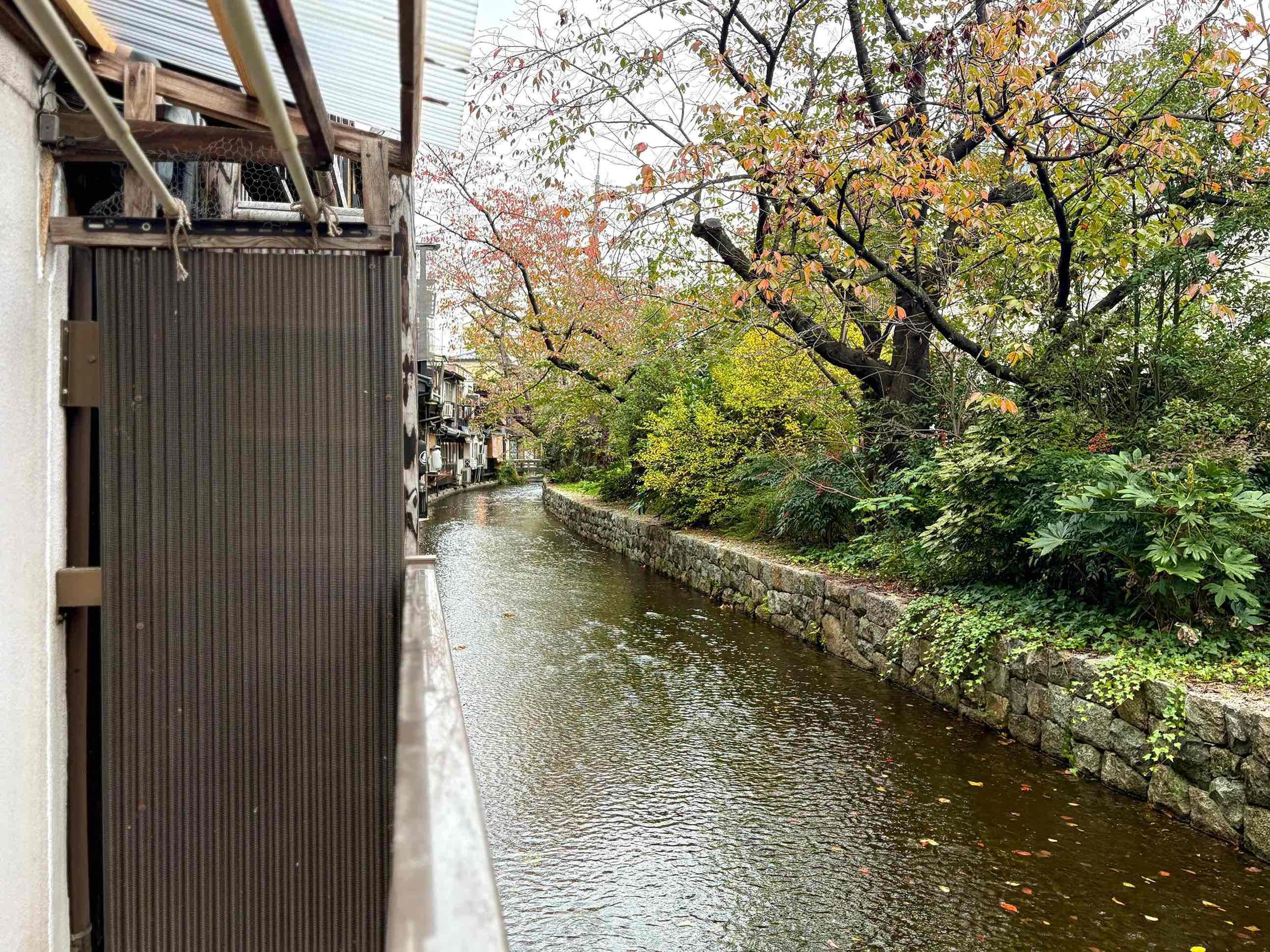 京都市下京区⻄⽊屋町通松原上る3丁⽬市之町 260-22の賃貸物件/ベランダから風情ある高瀬川のゆったりとした流れが望めます。晴れた日はキラキラする水面をずっと眺めていたくなる。