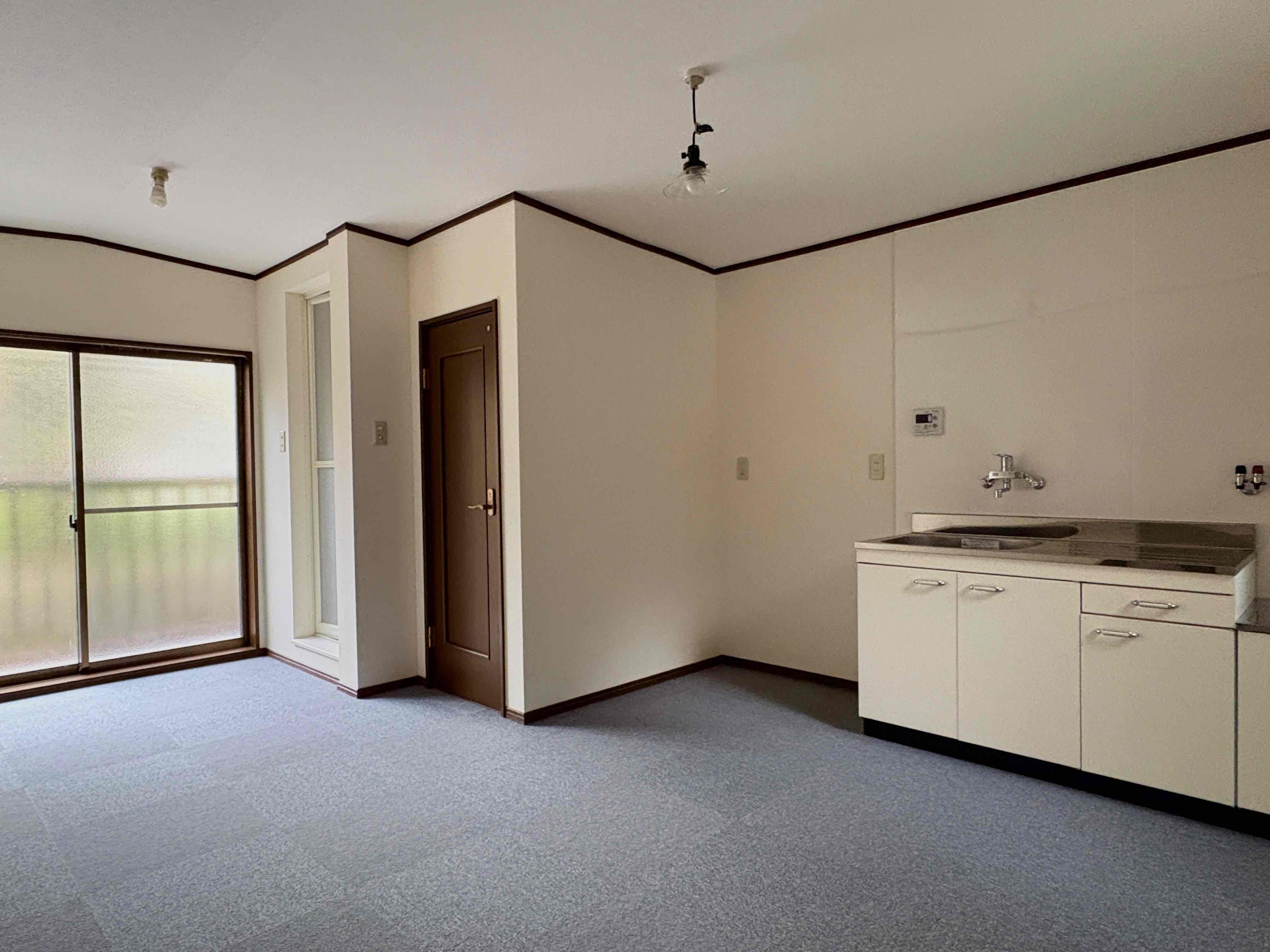 京都市下京区⻄⽊屋町通松原上る3丁⽬市之町 260-22の賃貸物件/バルコニー側に浴室、その横にトイレと並びます。部屋からお風呂にダイレクトにつながっています