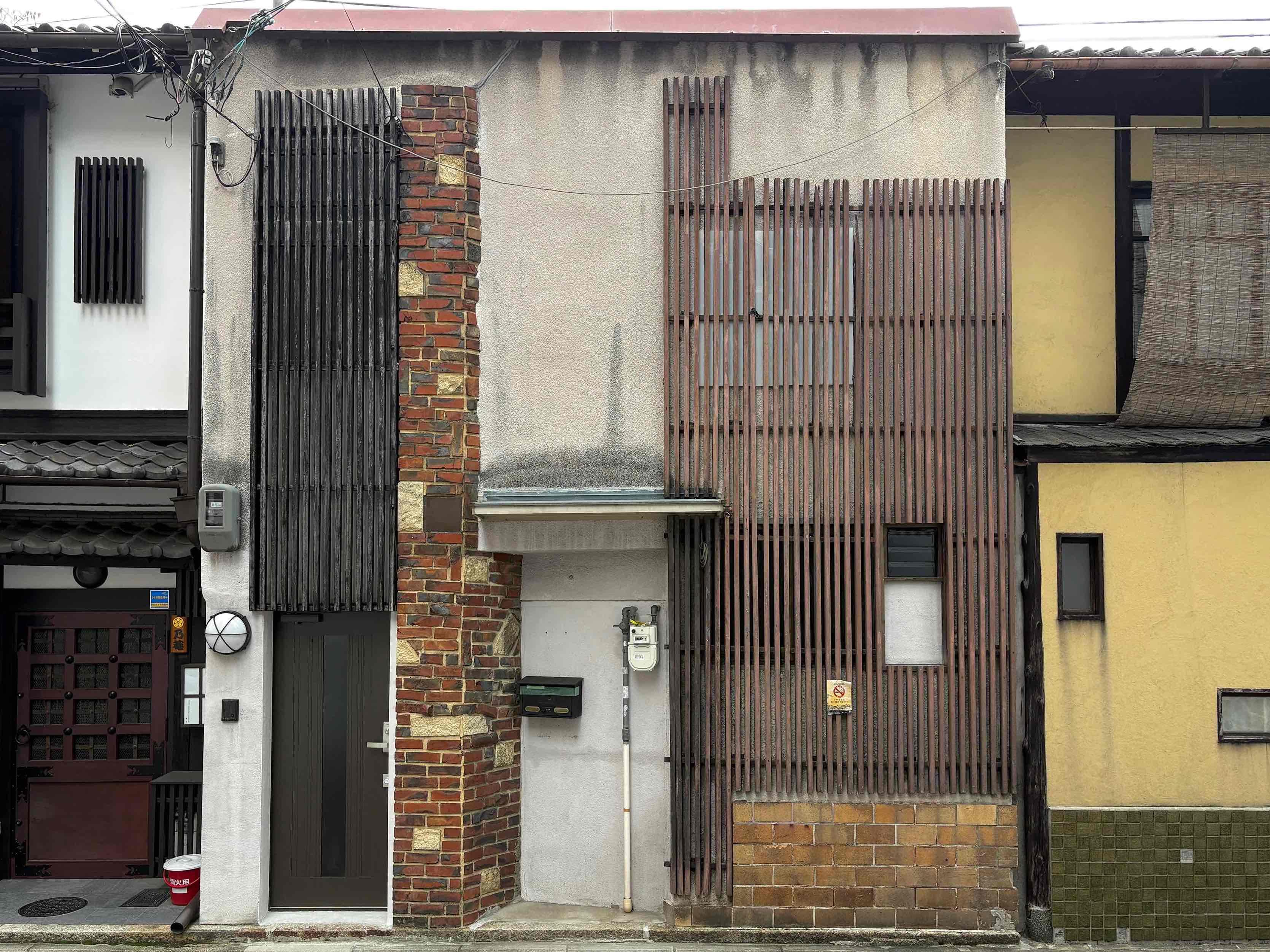 京都市下京区⻄⽊屋町通松原上る3丁⽬市之町 260-22の賃貸物件/レンガと格子が印象的なファサード