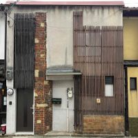 京都市下京区⻄⽊屋町通松原上る3丁⽬市之町 260-22の賃貸物件/レンガと格子が印象的なファサード