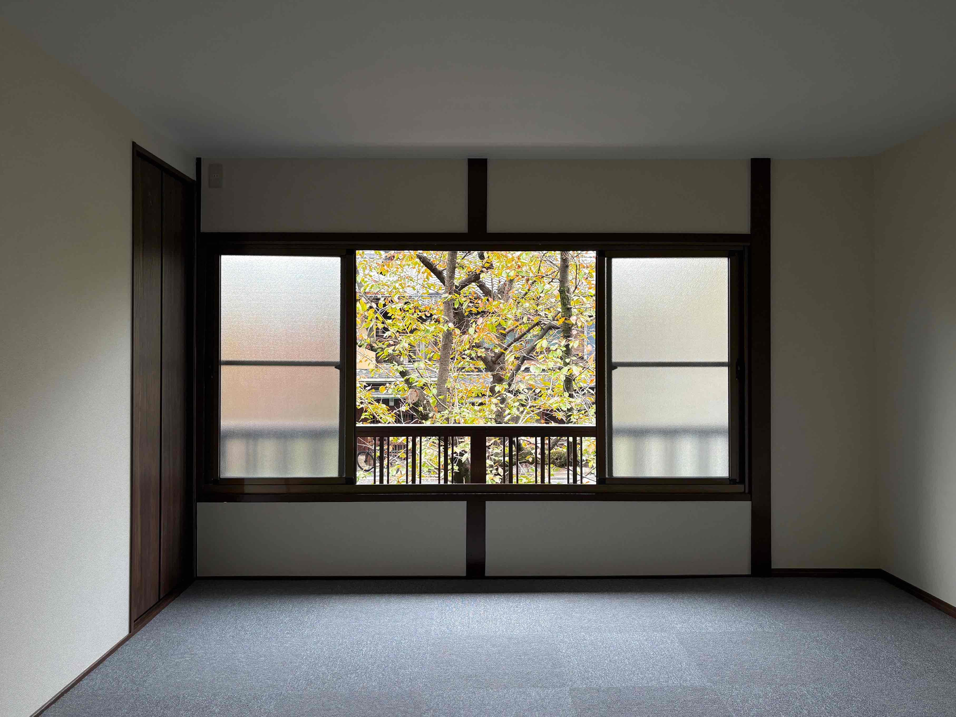 京都市下京区⻄⽊屋町通松原上る3丁⽬市之町 260-22の賃貸物件/2階の窓を開けるとソメイヨシノが目の前に広がります