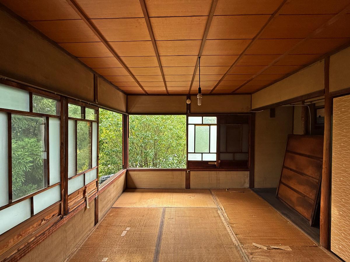 京都市山科区日ノ岡夷谷町21-9の売買物件/2階南側和室全景。ここは是非メインの寝室に。畳の低い視線で見上げれば、山と空しか見えません。至福