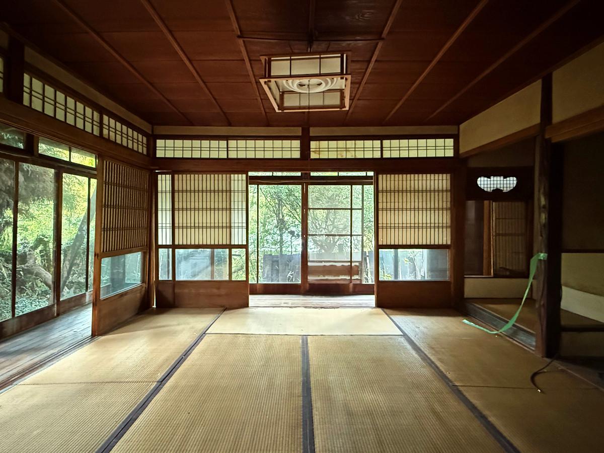 京都市山科区日ノ岡夷谷町21-9の売買物件/1階南和室全景。2面縁側越しに緑が広がるのでここも心地よい空間となるでしょう