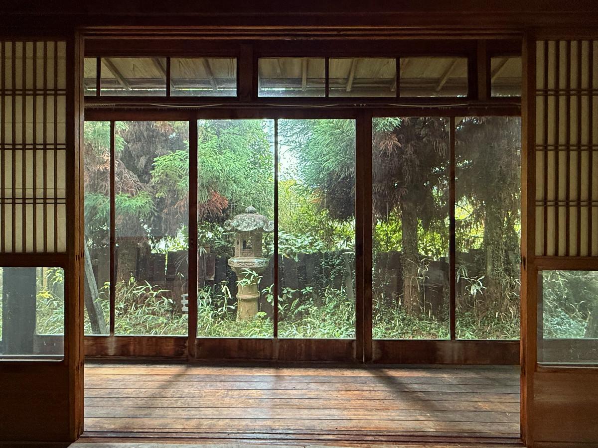 京都市山科区日ノ岡夷谷町21-9の売買物件/1階和室南東側庭を見る。車を停めるのであれば木塀のあたりまで法面後退させて擁壁を作る必要があります