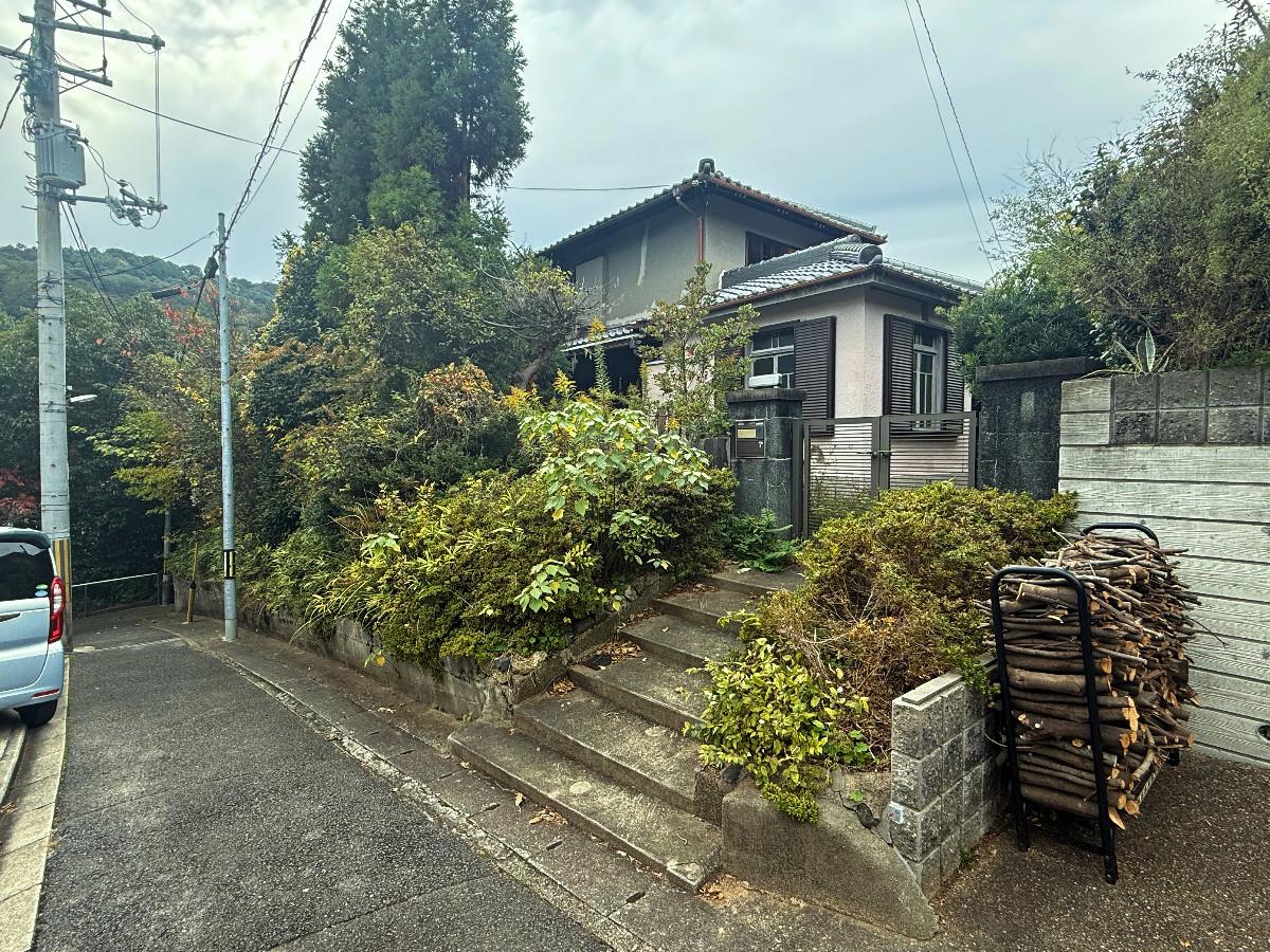 京都市山科区日ノ岡夷谷町21-9の売買物件/外観全景西を見る。門までは階段でのアプローチ。前面道路は緩やかに坂になっています。門近くまで削って擁壁を造れば車駐車可能