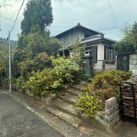 京都市山科区日ノ岡夷谷町21-9の売買物件/外観全景西を見る。門までは階段でのアプローチ。前面道路は緩やかに坂になっています。門近くまで削って擁壁を造れば車駐車可能