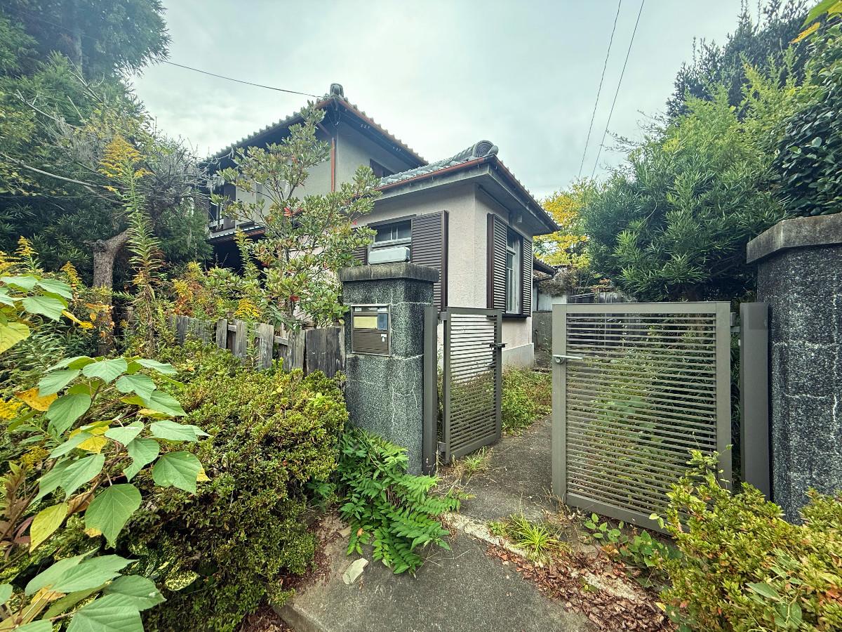 京都市山科区日ノ岡夷谷町21-9の売買物件/外観全景。手前が洋館部分となります。素敵な窓にはシャッターが付けられてしまっているので、是非とも元のステキな窓が見える姿に戻したいところです