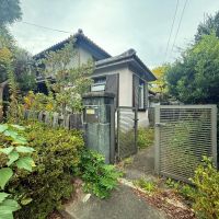 京都市山科区日ノ岡夷谷町21-9の売買物件/外観全景。手前が洋館部分となります。素敵な窓にはシャッターが付けられてしまっているので、是非とも元のステキな窓が見える姿に戻したいところです