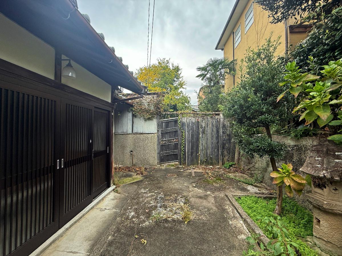 京都市山科区日ノ岡夷谷町21-9の売買物件/玄関アプローチ全景。玄関前は広々スペース有り。道路から玄関前までスロープにしてしまって、ここまで車入れるのも一案かもしれません