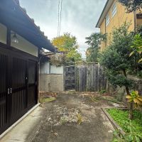 京都市山科区日ノ岡夷谷町21-9の売買物件/玄関アプローチ全景。玄関前は広々スペース有り。道路から玄関前までスロープにしてしまって、ここまで車入れるのも一案かもしれません