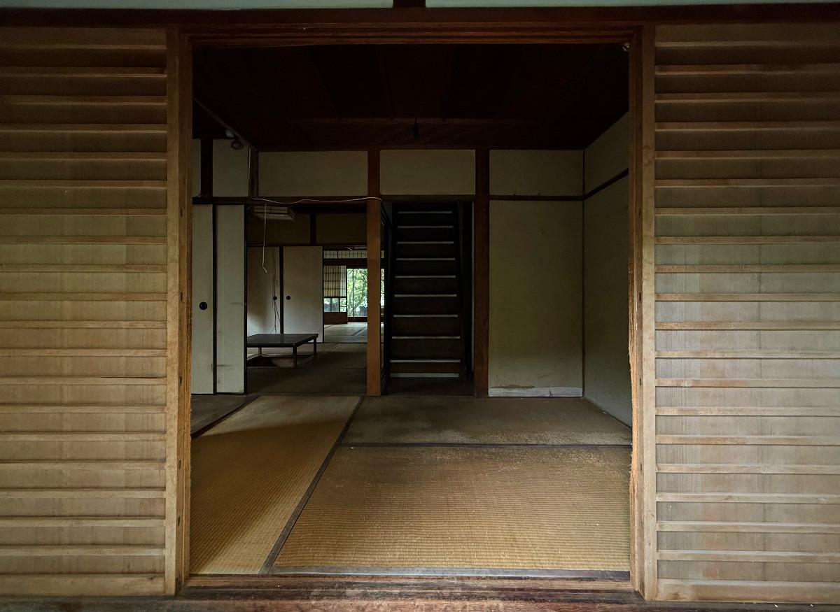 京都市山科区日ノ岡夷谷町21-9の売買物件/玄関間。昔ながらの板戸と障子の組み合わせの奥に3畳の玄関間が広がっています。正面には二階への階段