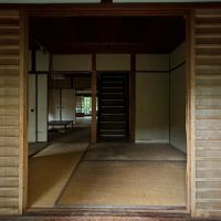 京都市山科区日ノ岡夷谷町21-9の売買物件/玄関間。昔ながらの板戸と障子の組み合わせの奥に3畳の玄関間が広がっています。正面には二階への階段