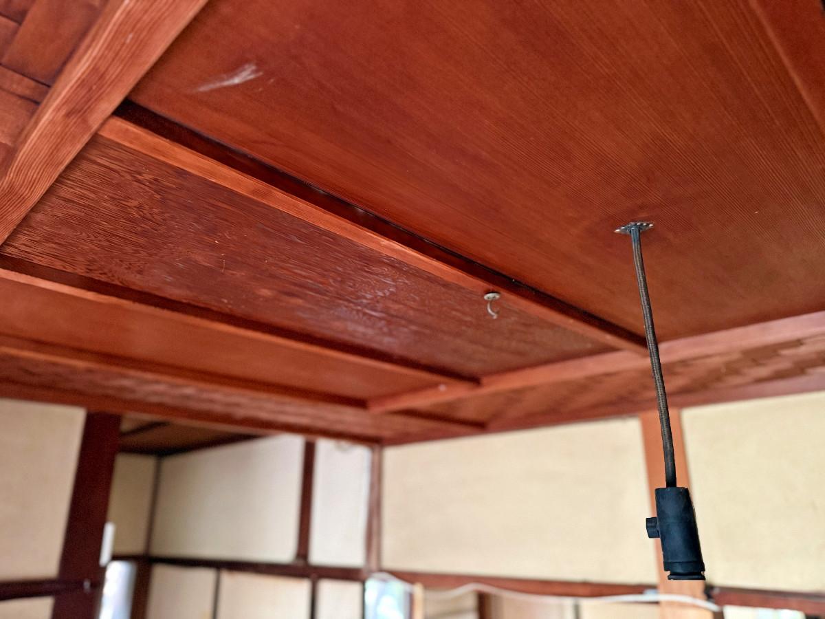 京都市山科区日ノ岡夷谷町21-9の売買物件/玄関間天井は凝った意匠。網代組みに板目柾目を貼り分けたステキなつくりをしています