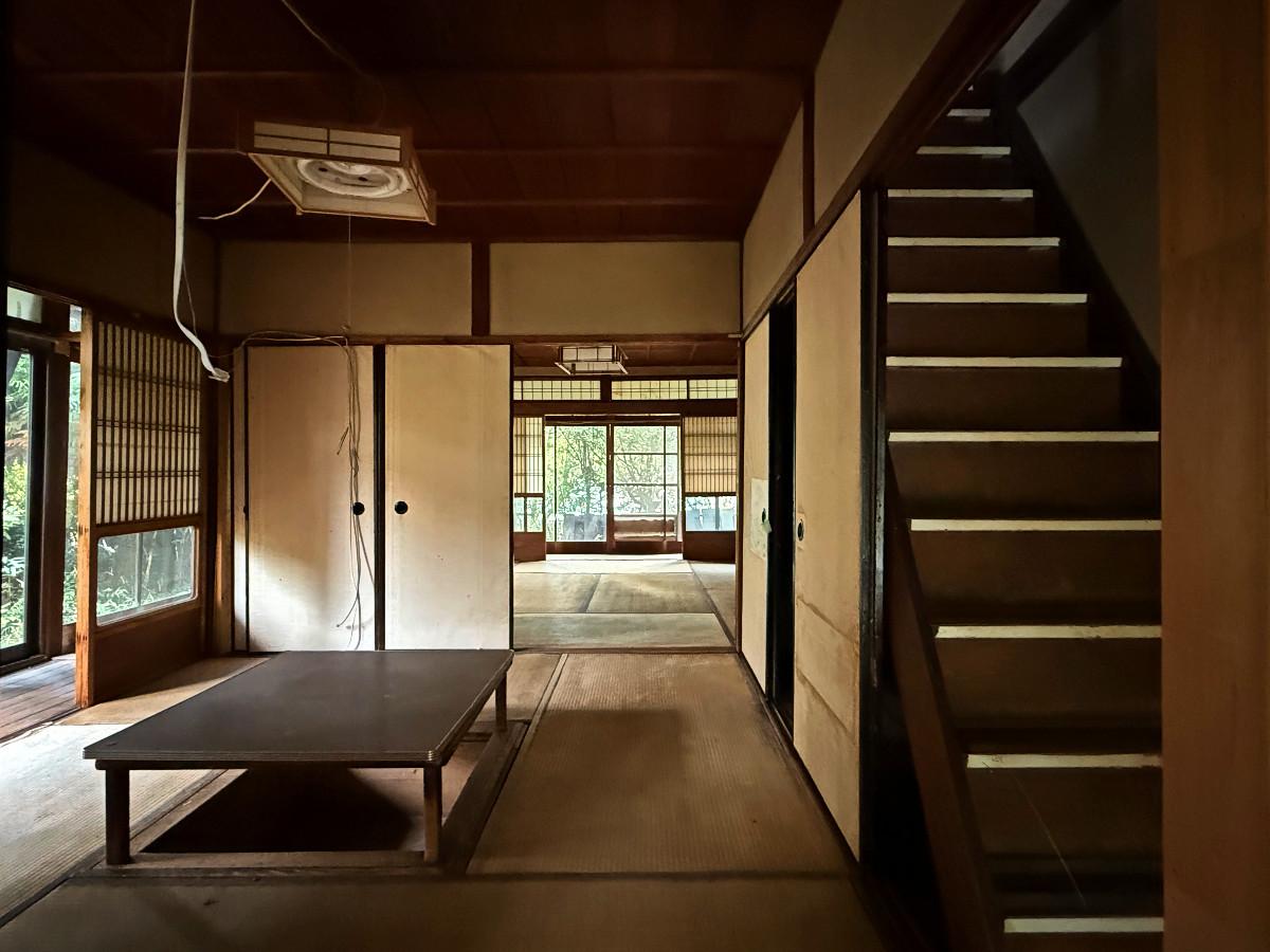 京都市山科区日ノ岡夷谷町21-9の売買物件/1階中央和室から奥和室を望む。庭側はほぼ壁がなくガラス建具がおさまっているのでとても明るく抜けた印象