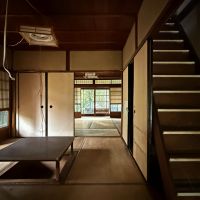 京都市山科区日ノ岡夷谷町21-9の売買物件/1階中央和室から奥和室を望む。庭側はほぼ壁がなくガラス建具がおさまっているのでとても明るく抜けた印象