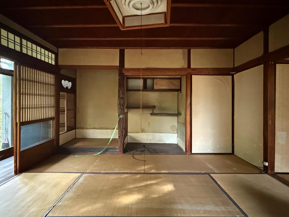 京都市山科区日ノ岡夷谷町21-9の売買物件/1階南和室床の間。小さいながらも美しい造り。心地よい午後の日差しが奥までさしこんでいます