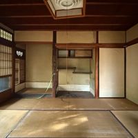 京都市山科区日ノ岡夷谷町21-9の売買物件/1階南和室床の間。小さいながらも美しい造り。心地よい午後の日差しが奥までさしこんでいます