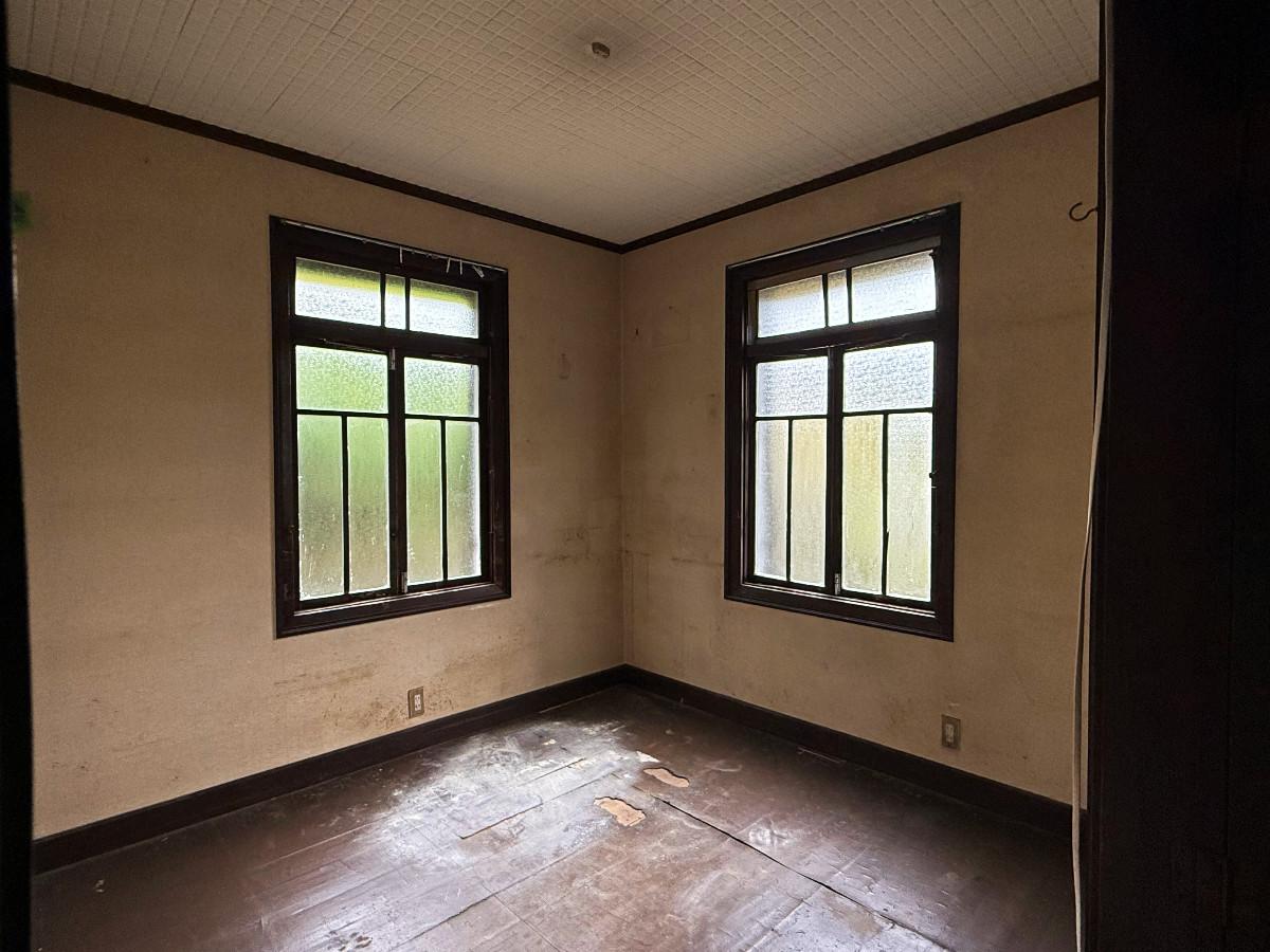 京都市山科区日ノ岡夷谷町21-9の売買物件/1階洋間。ここは丁寧に改修して書斎か応接間ですねっ