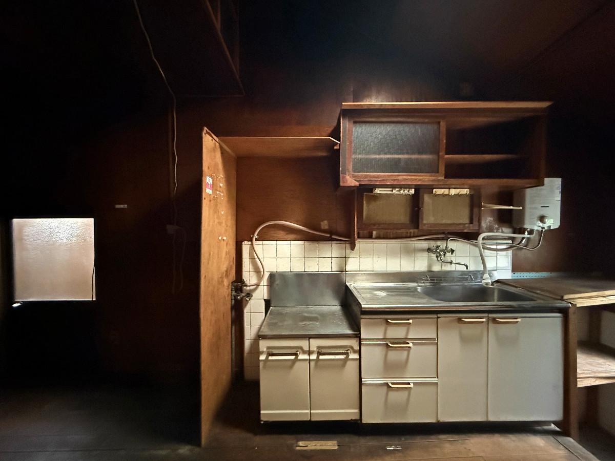 京都市山科区日ノ岡夷谷町21-9の売買物件/1階北側台所。ここは天窓があるけど陰影礼賛な印象
