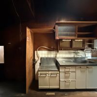 京都市山科区日ノ岡夷谷町21-9の売買物件/1階北側台所。ここは天窓があるけど陰影礼賛な印象