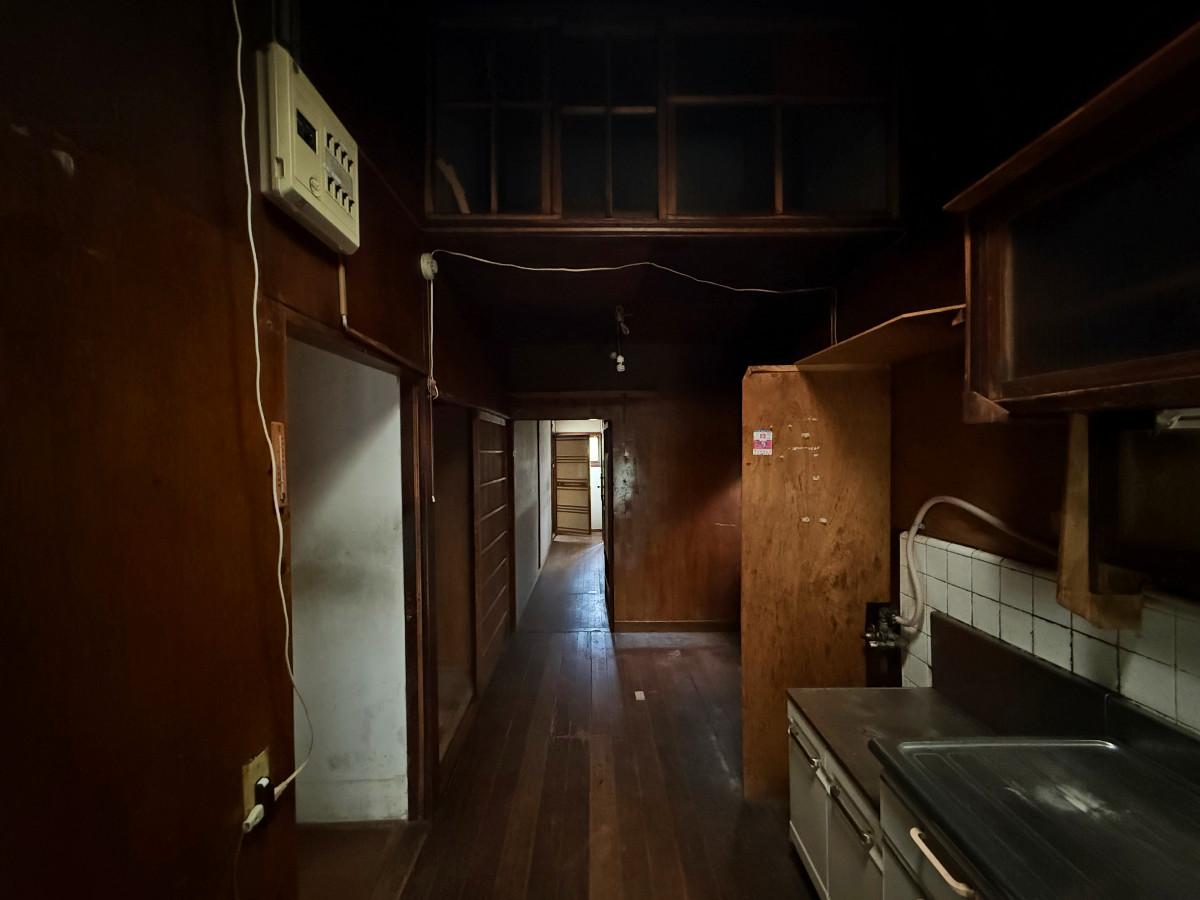 京都市山科区日ノ岡夷谷町21-9の売買物件/1階台所から廊下を望む。上には2階小屋裏へアプローチできるガラス戸が見えます。この辺スッキリとってしまって吹き抜けとしたら心地よさそうです。