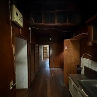 京都市山科区日ノ岡夷谷町21-9の売買物件/1階台所から廊下を望む。上には2階小屋裏へアプローチできるガラス戸が見えます。この辺スッキリとってしまって吹き抜けとしたら心地よさそうです。