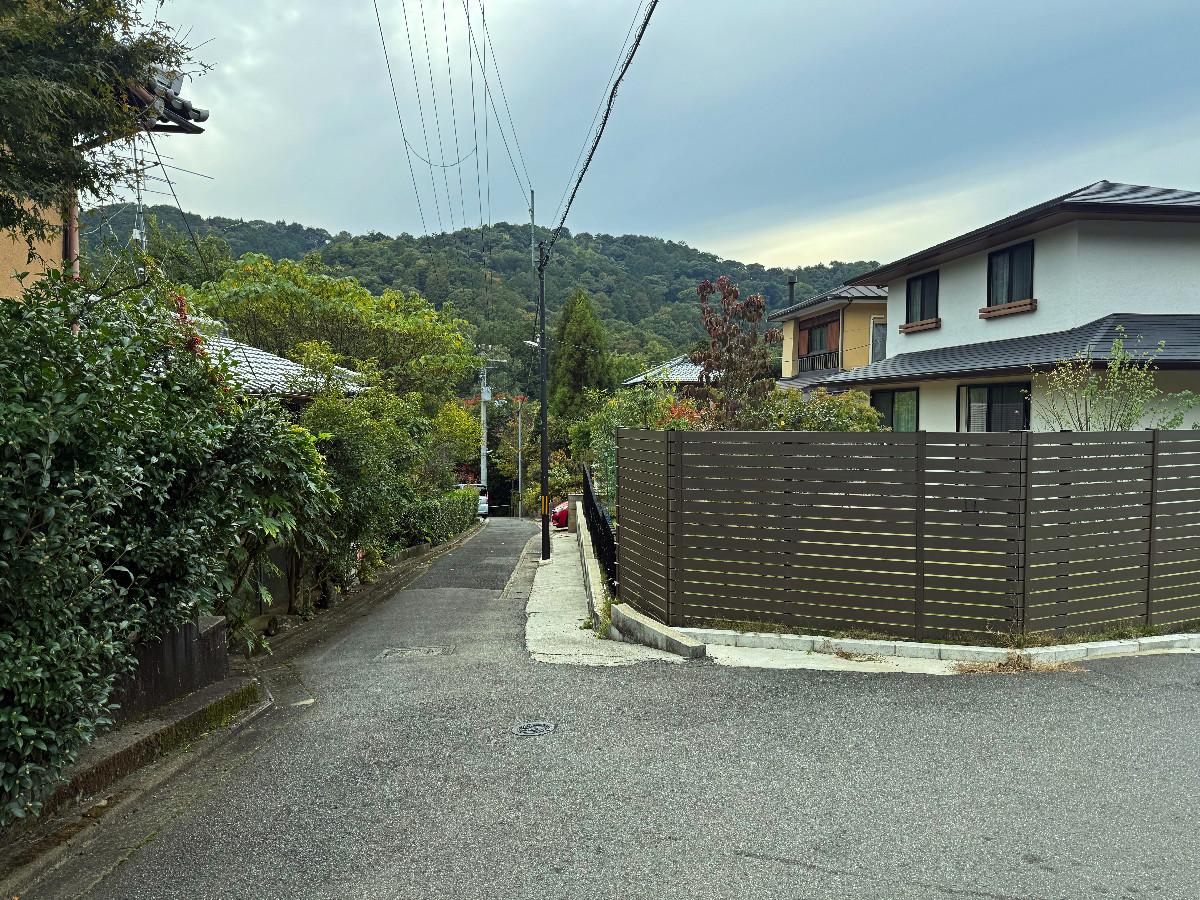 京都市山科区日ノ岡夷谷町21-9の売買物件/前面道路。この道の奥右側に当該敷地があります