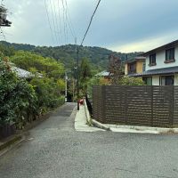 京都市山科区日ノ岡夷谷町21-9の売買物件/前面道路。この道の奥右側に当該敷地があります