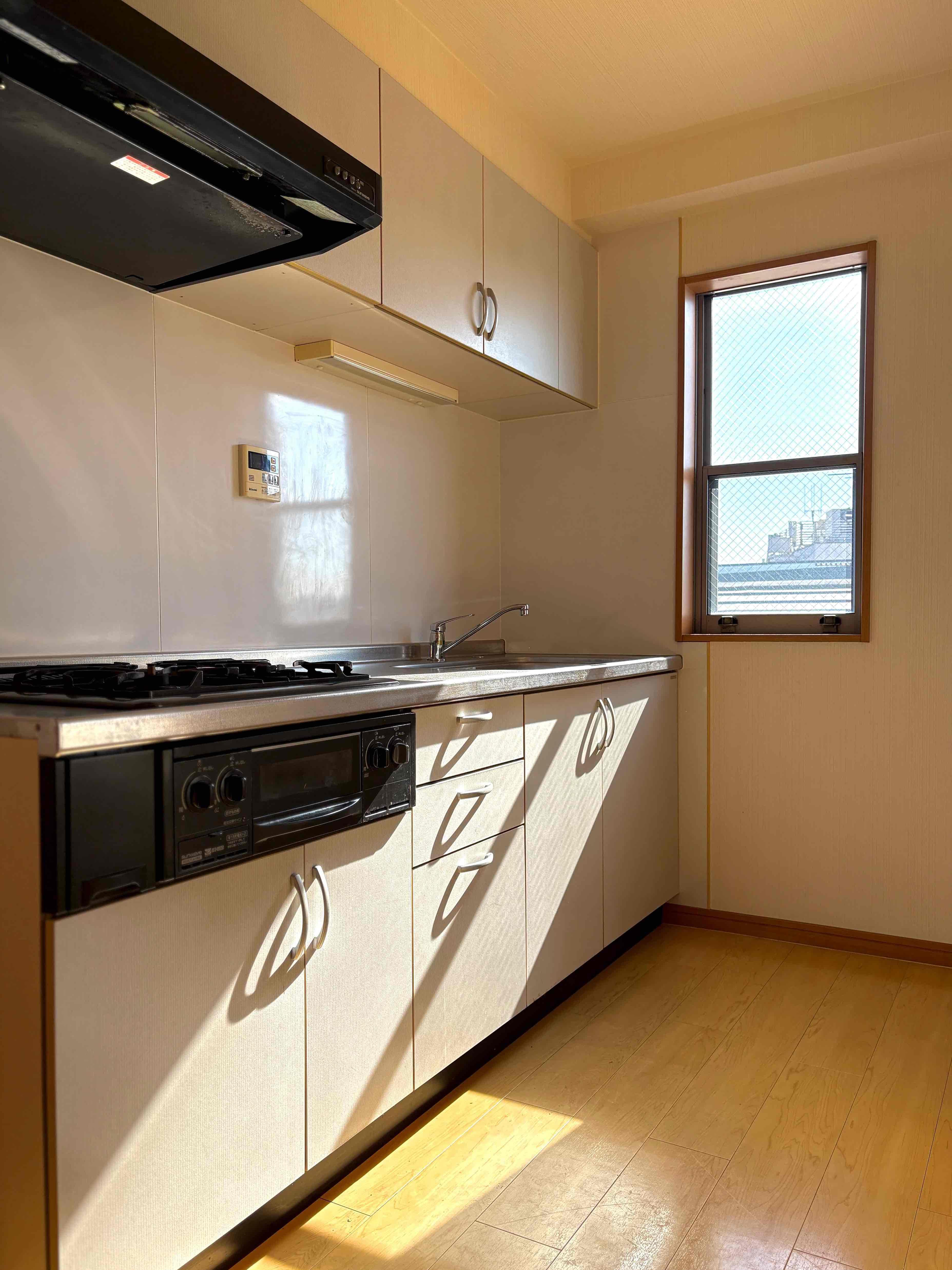 京都市左京区田中下柳町40の賃貸物件/キッチンの横にも窓があって明るい空間。ここでトーストを焼いて、コーヒーを淹れてバルコニーで食べれば完璧な朝を過ごせそう
